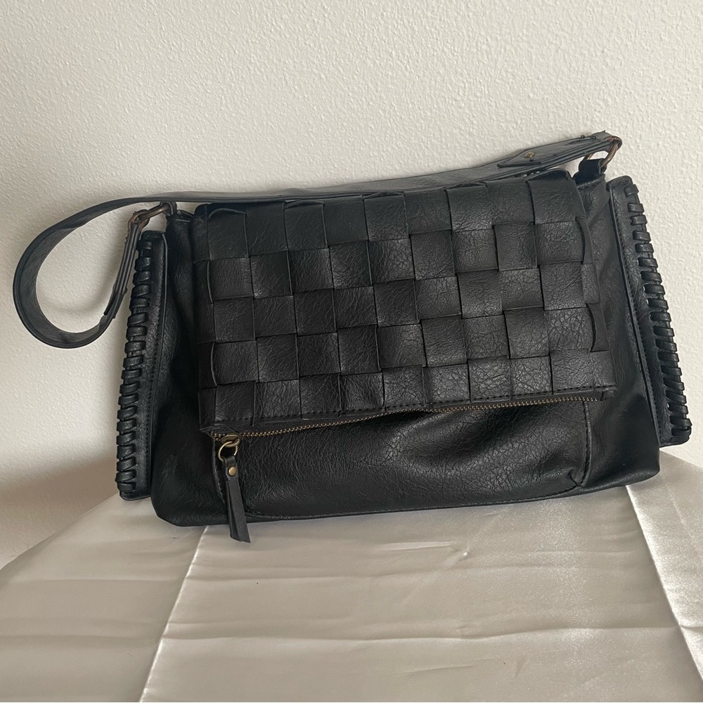 Time and Tru women’s woven black purse. 21” shoulder strap. Hidden pouch in flap